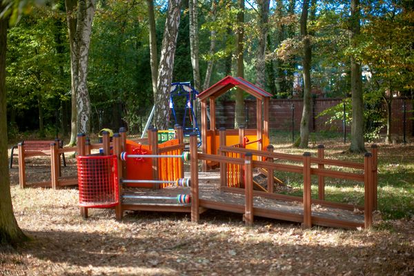 spielplatz, kletteranlage, holzstrukturen, spielgerä­te, sandkasten