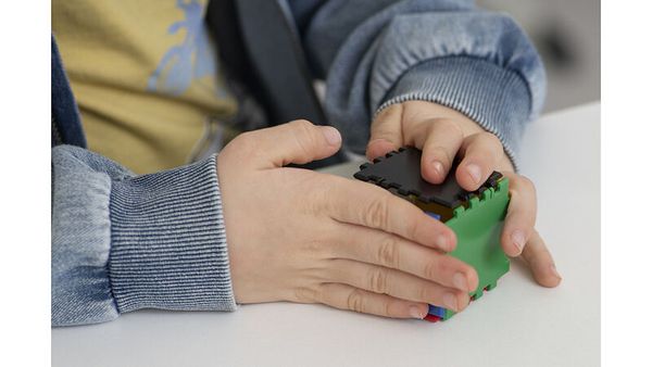 kind, hände, spielzeug, bausteine, grüner block