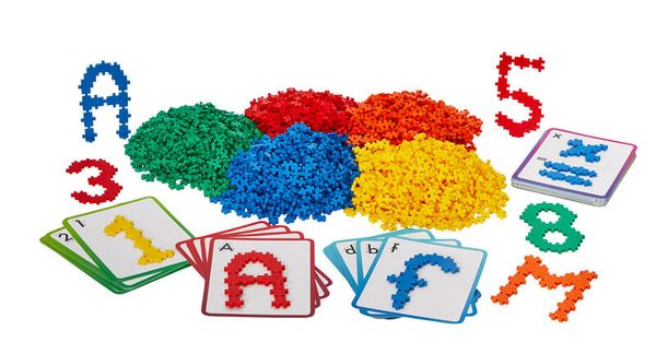 Lego-ähnliche Teile, bunte Kunststoffperlen, Alphabetkacheln, Kartenspiel, Bildungsspiel