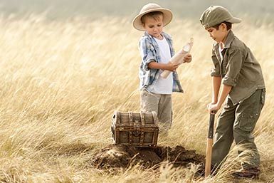 Kinder beim Entdecken im Feld