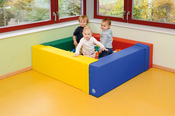 Kinderpool, Spielsand, Spielwürfel, Bällebad, freundliches Spielzeug