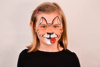 Kind mit bemalten Gesicht
