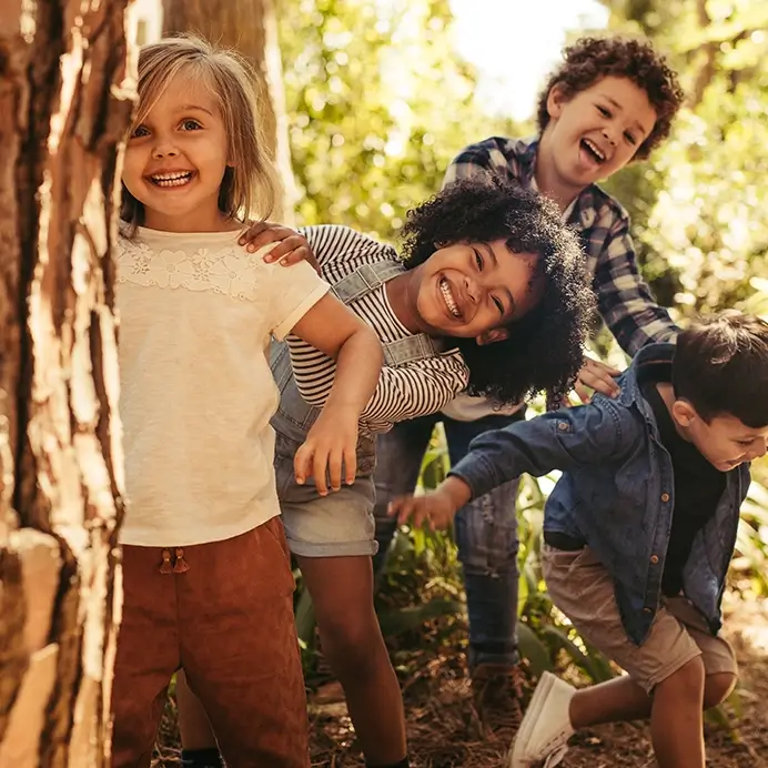 Kita-Projekte zum Thema Wald: Kinder hinter einem Baum