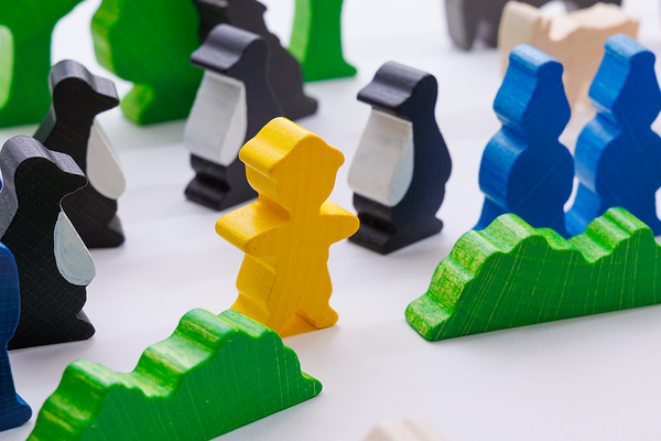 Brettspiel-Figuren, Holzspielfiguren, gelbe Figur, bunte Spielsteine, abstracte Spielmarken