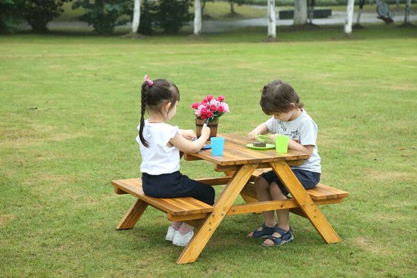 Kinder, Picknick, Holztablett, Tischbank, Blumenstrauß