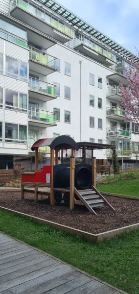 Spielplatz, Kinderspielgerät, Schaukel, Rutsche, Wohnanlage