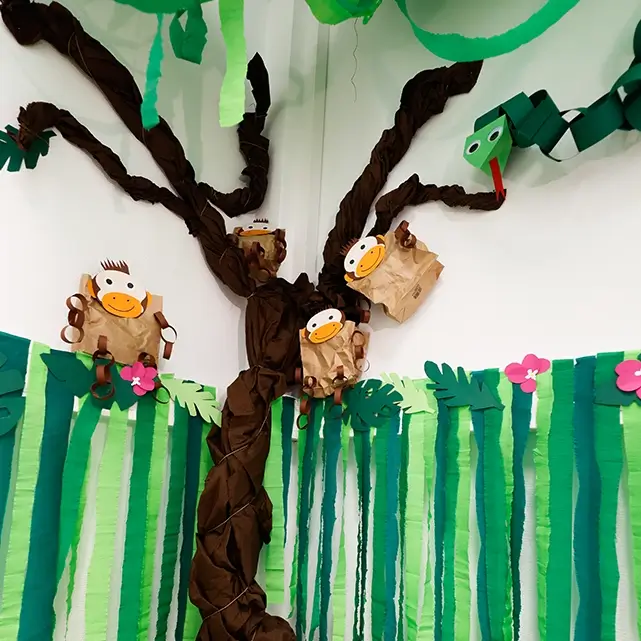 selbstgebastelter Baum mit Affen