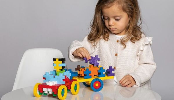 kinder spielzeug, konstruktionsspielzeug, holzbausteine, bunte räder, tisch spiel