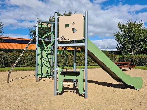 Klettergerüt Benja mit Rutsche Klettergerüt Benja mit Rutsche