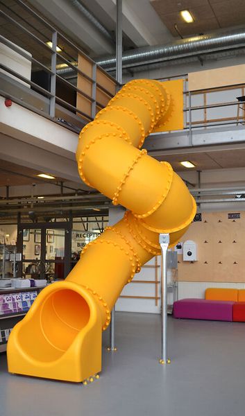 Röhrenrutsche mit einer Starthöhe von 320 cm