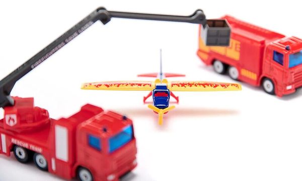 Spielzeugflugzeug, Modellflugzeug, Hubschrauber, Transportwagen, Feuerwehrtruck