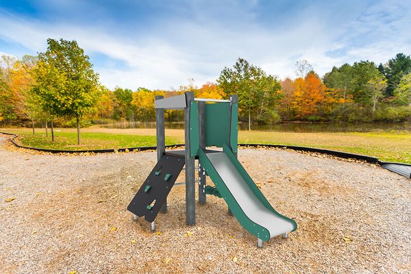 Kleiner Spielturm mit Rutsche, recycled