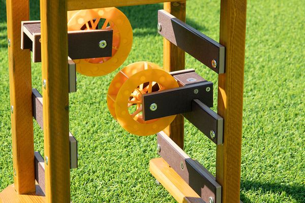 Garten-Spielstruktur, Holzrahmen, Gelbe Zahnräder, Outdoor-Spielgerät, Grasuntergrund