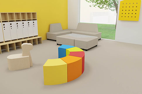 Raum für die Gaderobe mit Sitzmöglichkeiten im Kindergarten