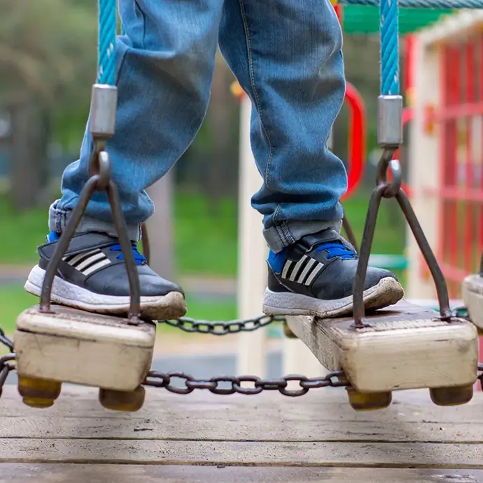 Kita-Projekte zum Thema Brücken: Kind auf einem Spielplatz