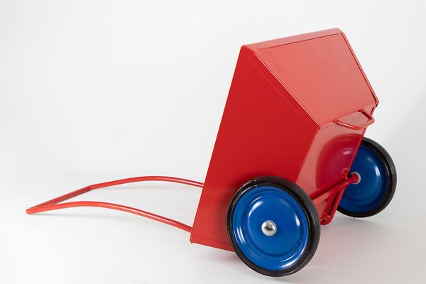 rote Spielzeugkarre, Metall, blaue Räder, kleines Fahrzeug, Schiebewägelchen