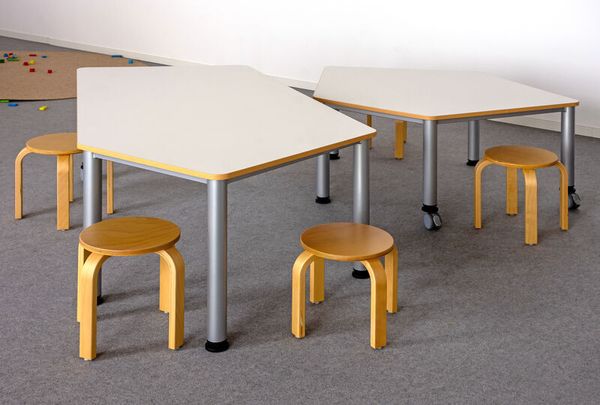 Fünfecktisch mit 2 Rollen, Linoleum-Platte, LxB: 185 x 104 cm