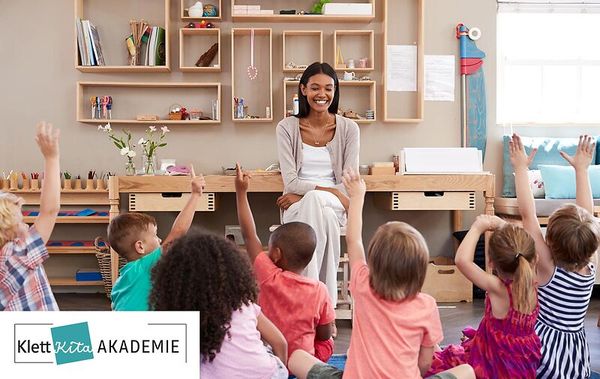 Kleidungsklasse, Kindergarten, Lehrerin, Unterrichtsraum, Gruppe von Kindern