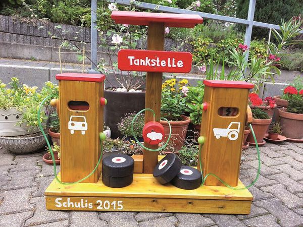 Tankstelle aus Kiefernholz