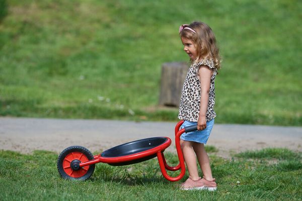 Kinderwagen, Lauflernrad, rote Räder, Schwarz-Rot, Spielzeugwagen