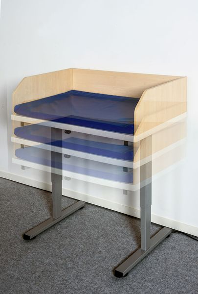 Schreibtisch?, Schreibtischaufsatz, Beistelltisch?, Kunststoffrollen?