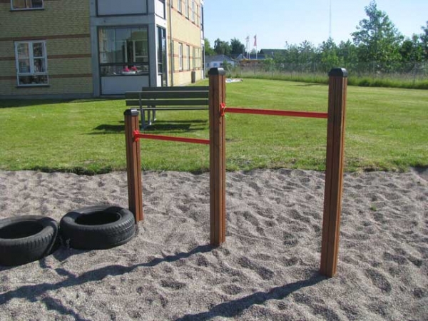 Outdoor-Fitness, Calisthenics, Klimmzüge, Holzpfosten, Reifenreit?