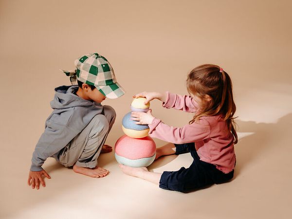 Kinder spielen, Sandale?, Kugeln?, Bausteine?, Spielzeug
