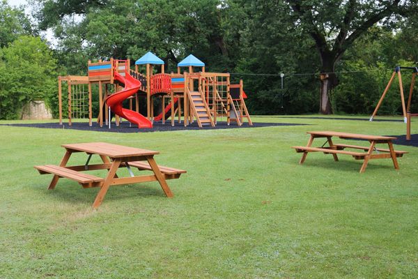 Tisch-Bank-Garnitur, aus Lärchenholz Tisch-Bank-Garnitur, aus Lärchenholz