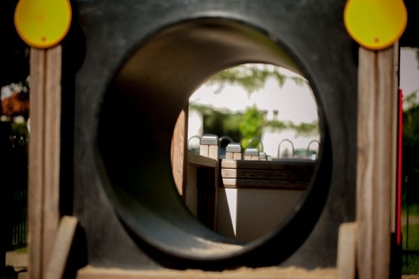 Spielplatz, Tunnel, Holz, Metall, im Freien