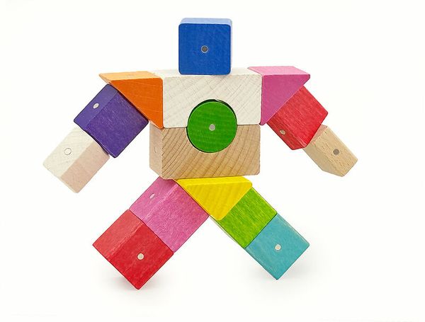 holzspielzeug, bunte bausteine, bauklötze, roboterfigur, kinderspielzeug