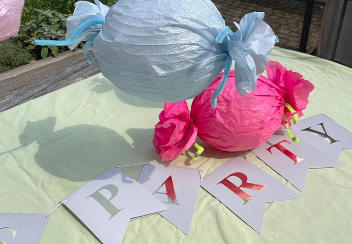 Party-Dekorationen: Luftballon und Girlande