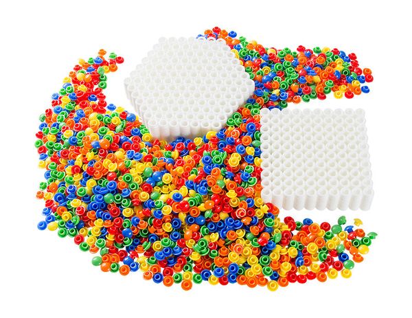 perlen, jojo beads, weiße basisplatte, bunte fäden, farbige perlen
