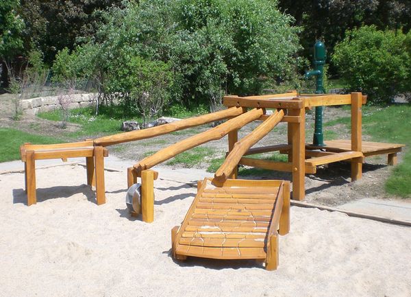 Holzspielplatz, Spielgeräte, Klettergerüst, Rutschstufe, Sandkasten
