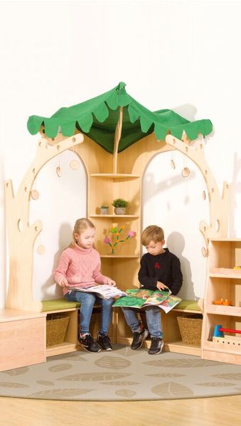 Kindersessel, Leseecke, Holzregal, grüne Dacheindeckung, Kinderzimmermöbel