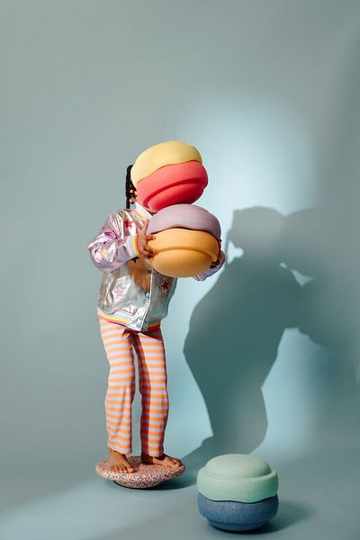 Macarons, gestapelte Macarons, Mädchen mit Macarons, bunte Nachspeise, Figur