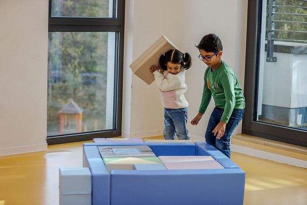 KITAEINKAUF Bewegungsparcours mit Bällebad, Schaumstoff, Kunstleder, 15-teiliges Set