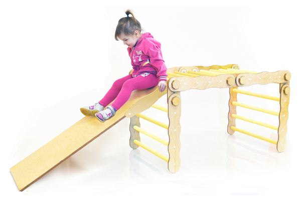 Wandelbares Klettergerät mit Rampe/Rutsche Wandelbares Klettergerät mit Rampe/Rutsche