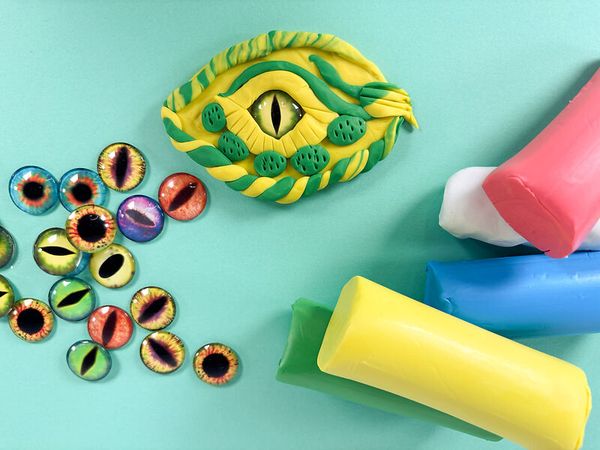 playful toy, farbenfroh, reptilisches muster, bunte augen, knetmasse?