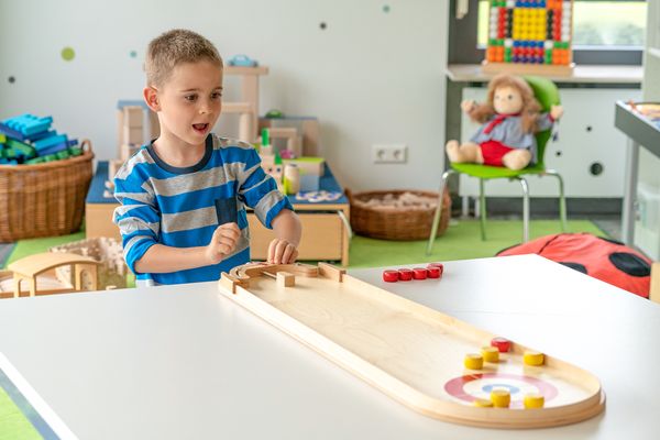 Holzspiel, Kugelspiel, Kinder im Spielraum, Tischspiel, Spielzeug