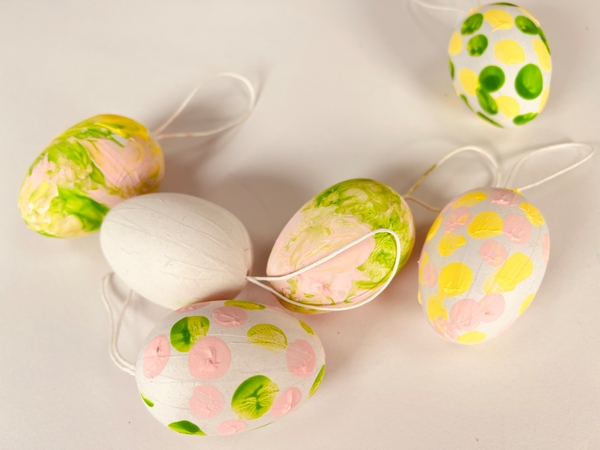 Pappmaché-Eier weiß mit Aufhänger, 13 Stück