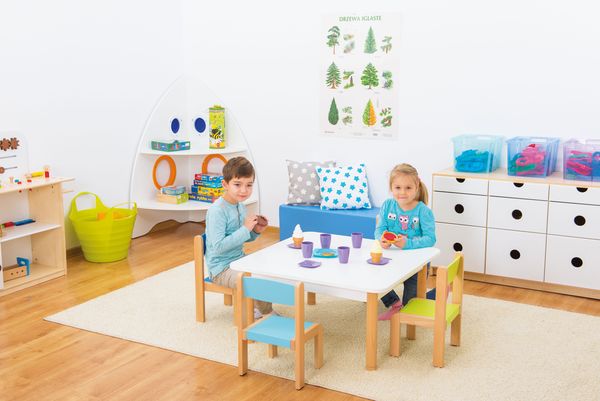 Kinderzimmer, Spielzeug Tisch, Kleiner Tisch, Kinderstuhl, Kindersitzgruppe