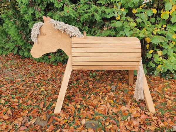 Holzpferd, Kreaturenspielzeug, Sitzbank, Holzfiguren, Herbstlaub