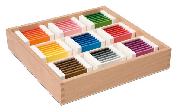 NIENHUIS MONTESSORI Farbtäfelchen, Schattierungskasten mit 9 Farben, 63 Stück