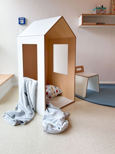 DECOR Leseecke - 2 Häuser,1  Podest mit Rollkiste, Kasten, Matten, Bücherwagen und Teppich für Krippen- und Kindergartengruppen