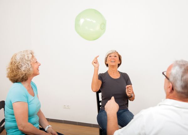 Übung, Gruppe, Ball, grüner Ball, Seniorinnen