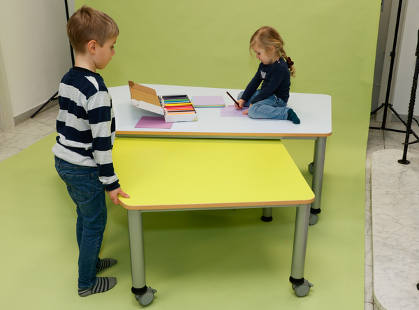 Fünfecktisch mit 2 Rollen, Platte mit Melaminharzbeschichtung, LxB: 120x110 cm