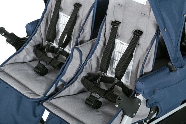 Doppel-Kinderwagen, Kinderstuhl, Gurtsystem, graue Polsterung, blauer Rahmen