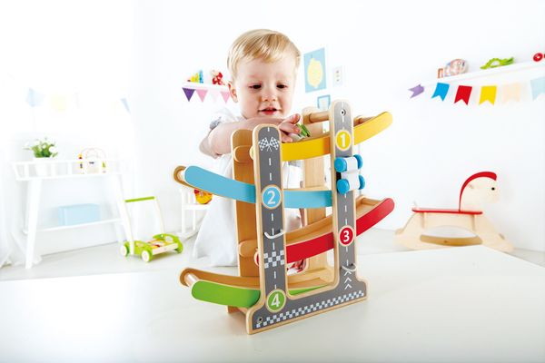 HAPE Rennbahn Flick-Flack / Kugelbahn mit 2 Autos, Holz, ab 18 Monate