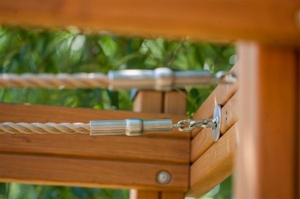 Klettergerüst mit Kletterwand und Rutsche
