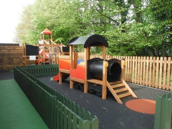 Lokomotive Spielhaus mit Rutsche, U3